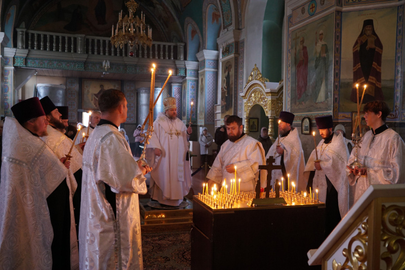  Накануне Димитриевской родительской субботы епископ Серафим совершил вечернее заупокойное богослужение в Успенском кафедральном соборе 