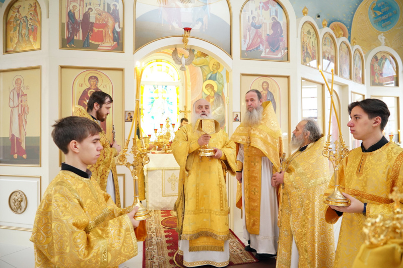 Митрополит Сергий совершил Божественную литургию в храме Православной школы