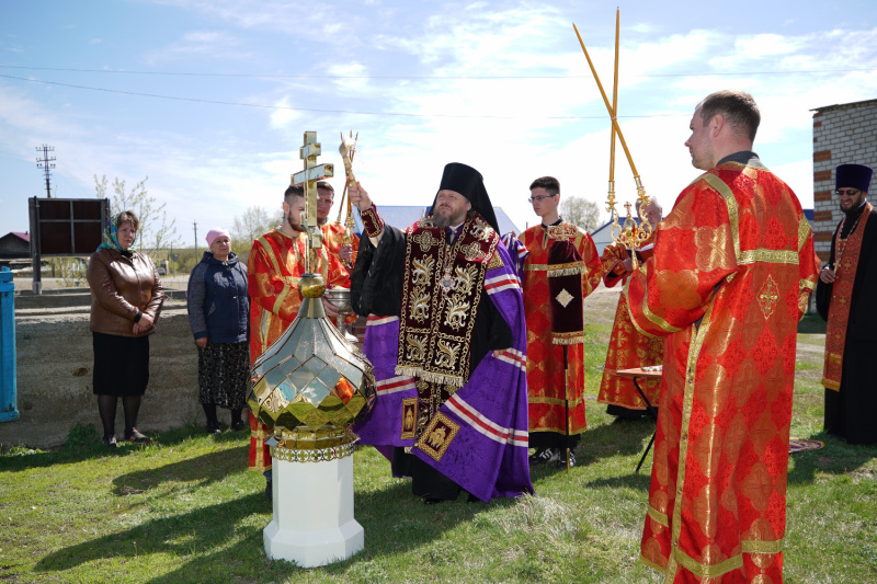 Епископ Серафим совершил освящение накупольного креста храма Архангела Михаила в селе Мартыново 