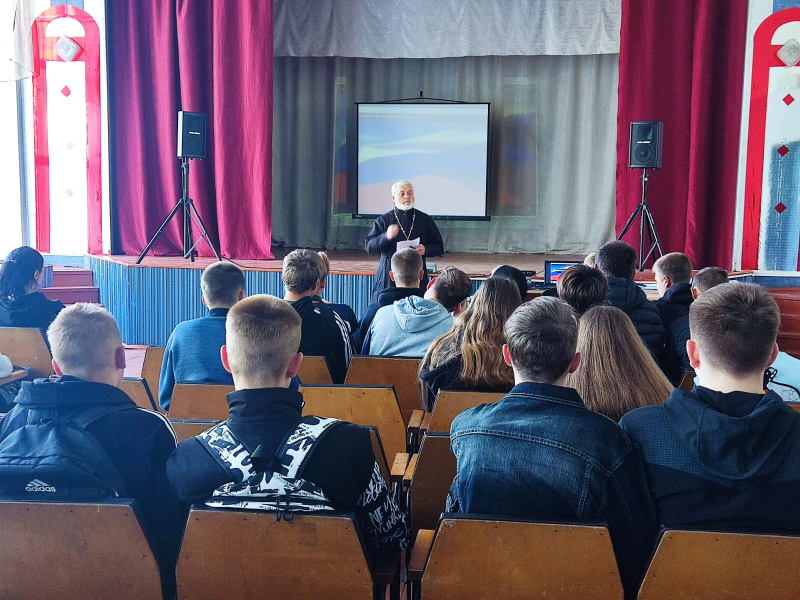 Настоятель храма Покрова Пресвятой Богородицы села Алтайское иерей Леонид Клепиков провел беседу с учениками колледжа