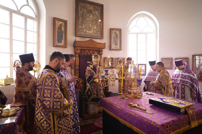 В субботу первой седмицы Великого поста епископ Серафим совершил Божественную литургию в Пантелеимоновском соборе города Белокурихи